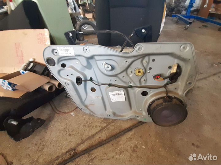 Стеклоподьемник двери Volkswagen Touran 2003