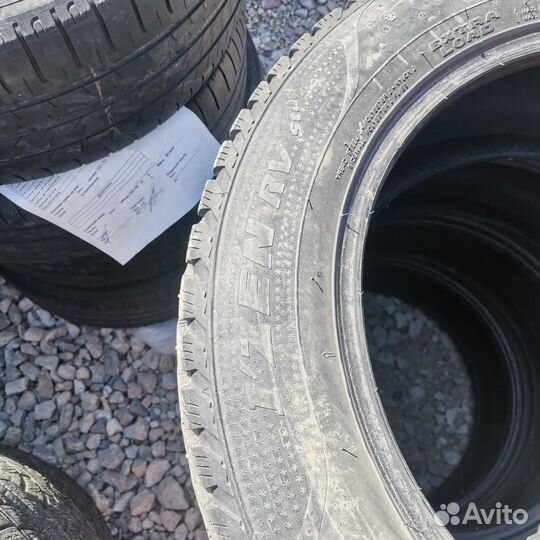 Kumho I'Zen RV Stud KC16 215/60 R17
