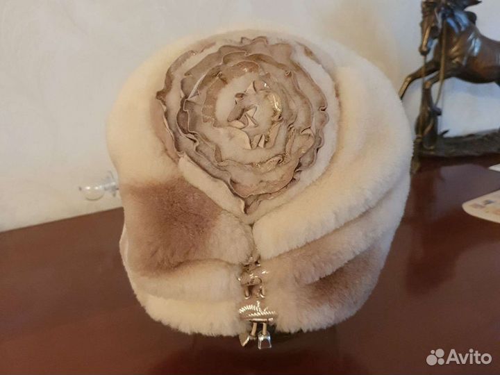 Шапка из мутона женская