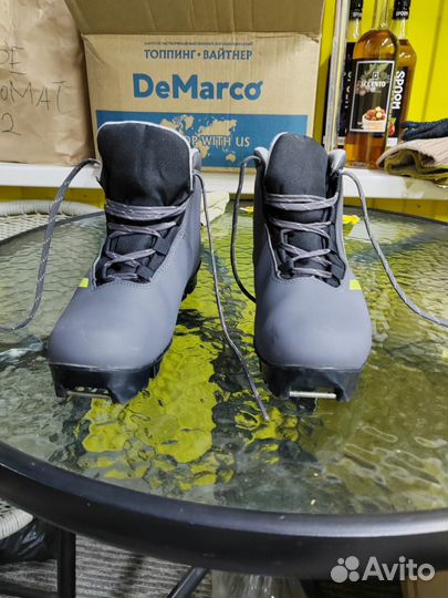 Лыжные ботинки и лыжи