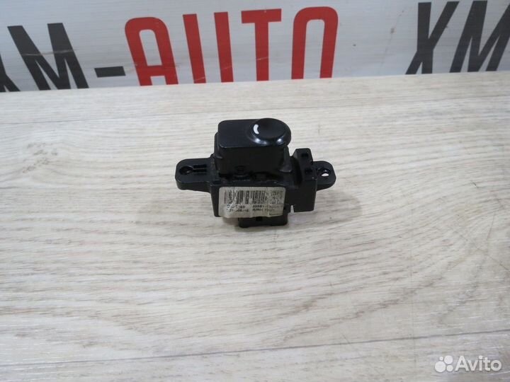 Кнопка стеклоподъемника задняя правая Hyundai Sola