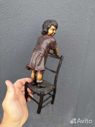 Девочка бронза на стуле европа 28см