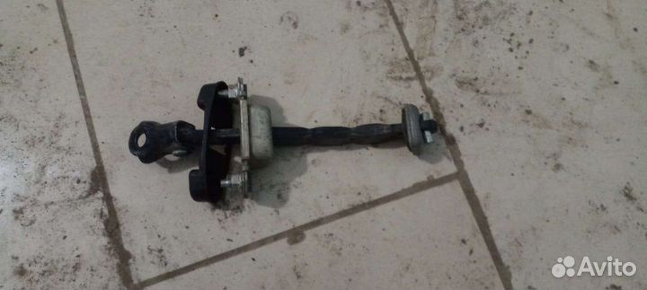 Subaru forester ограничитель двери задний левый