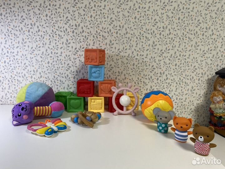 Развивающие игрушки для малышей пакетом
