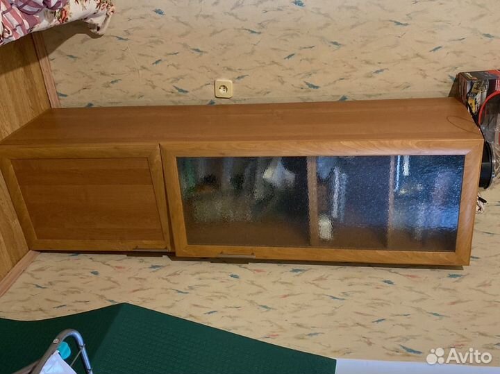 Компьютерный стол с полкой и шкафом с полками