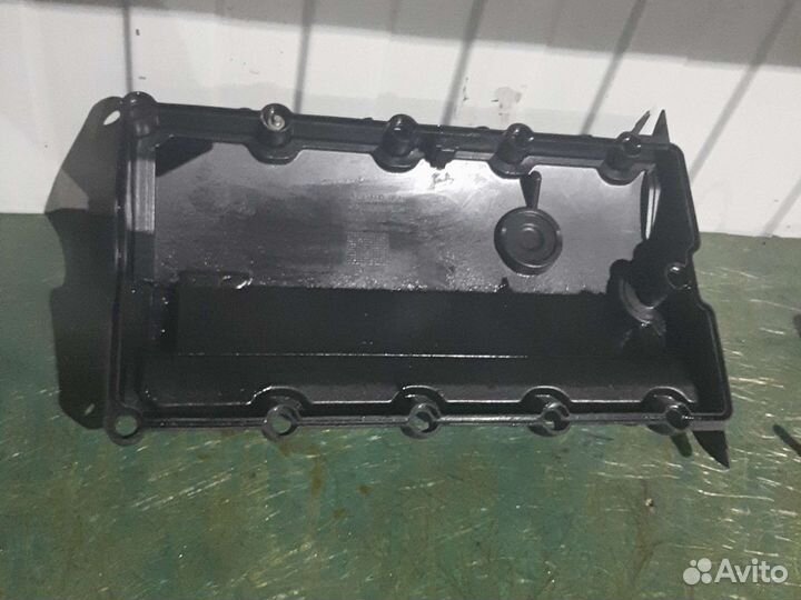 Клапанная крышка Audi A6 C6 2.0 TDI