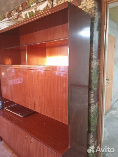 Сервант трехстворчатый