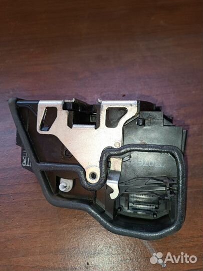 Замок двери задний правый Bmw X5 E70 3.0 2010