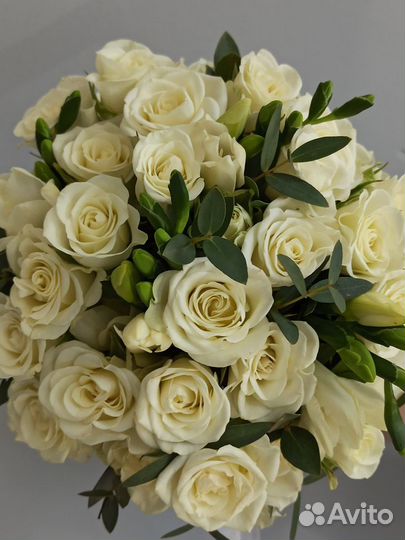 Свадебный букет невесты из кустовых роз и фрезий