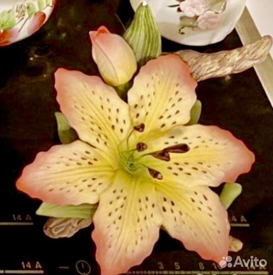 Шкатулка. Гжель. Декор Лилия, Роза и др