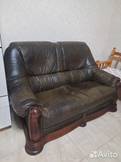 Два дивана,кресло журнальный столик