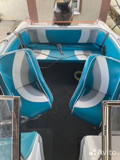 Катер с мотором и прицепом