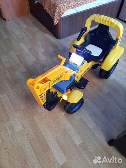 Экскаватор погрузчик игрушка