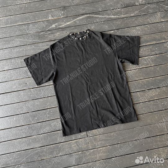 Футболка Balenciaga с пирсингом