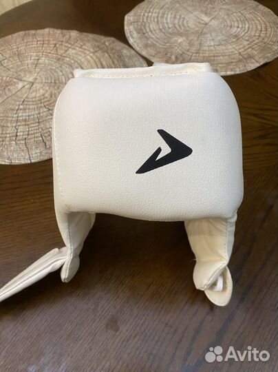 Боксерский шлем и перчатки