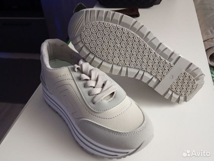 Кроссовки женские38размер