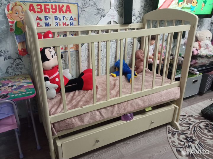 Детская кроватка с маятником и ящиком