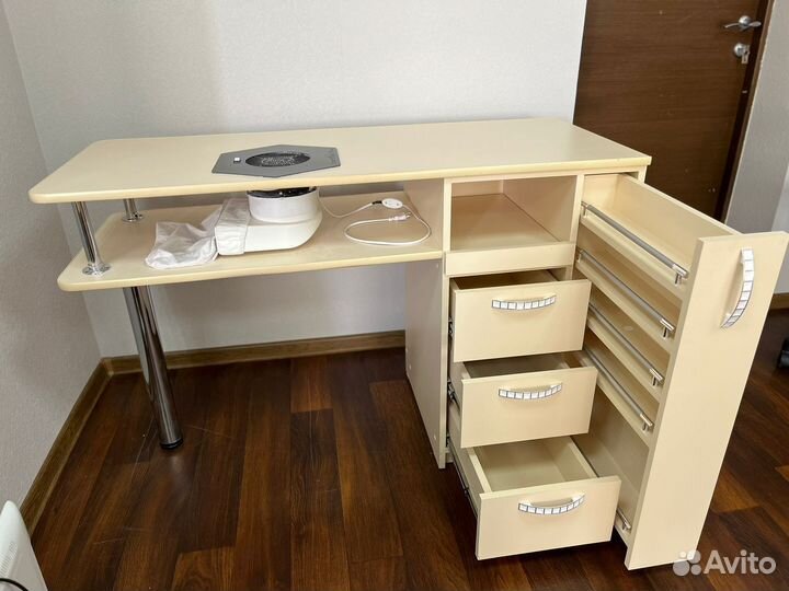 Маникюрный стол с вытяжкой