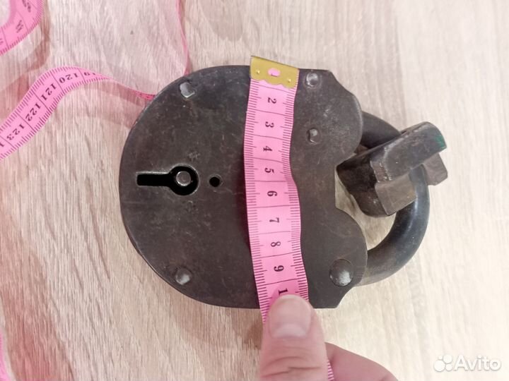 Навесной замок старинный