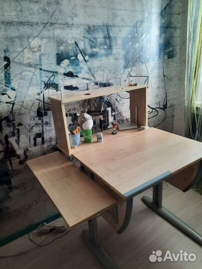 Детский письменный стол и стул