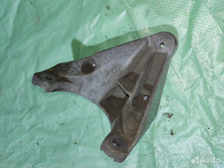 Опора двигателя левая Audi 100 седан 2.5 AAT 1991