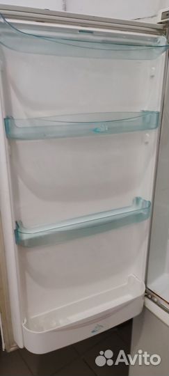 Холодильник, работает, но не морозит