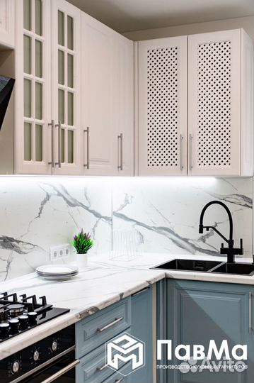 Кухонные гарнитуры с решетками на фасадах 210