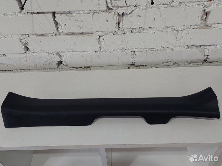 Накладка на порог салона передняя правая Toyota