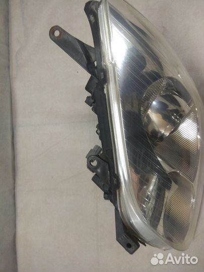 Фары на Toyota Avensis 250