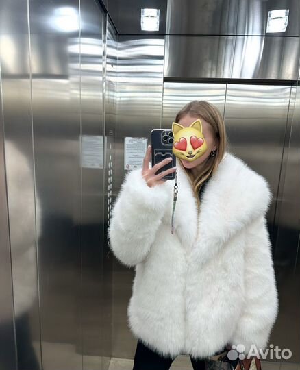 Трендовая белая шубка