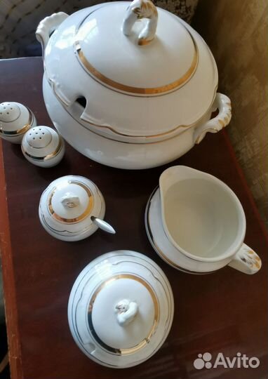 Супница и другие части столового сервиза