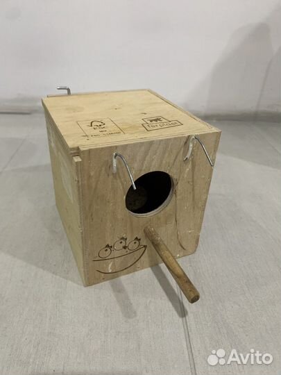 Для попугаев гнездо, песок, корм, камень