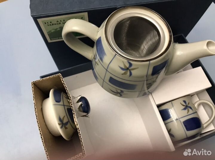 Заварочный чайник с двумя чашками