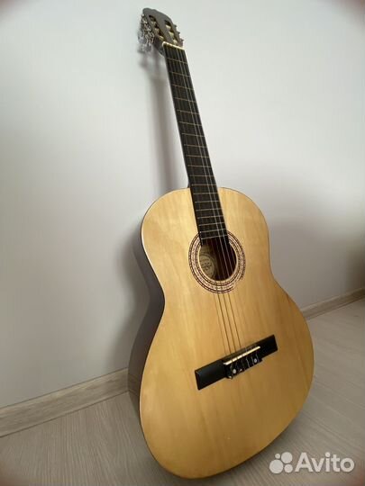 Классическая гитара с чехлом