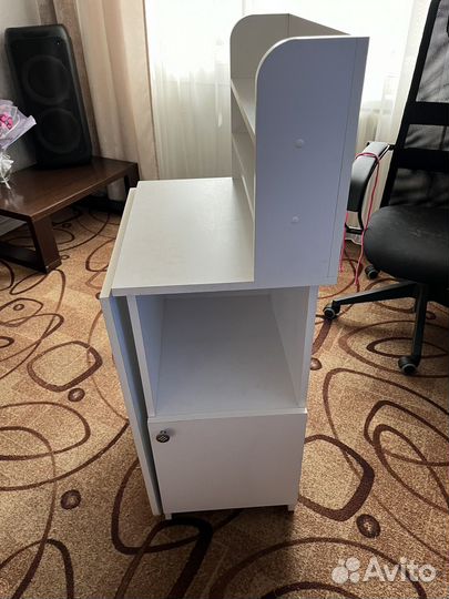 Маникюрный столик