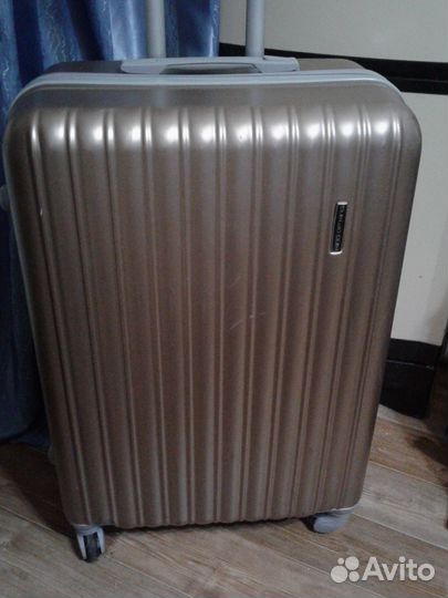 Чемодан на колесах с выдвижной ручкой