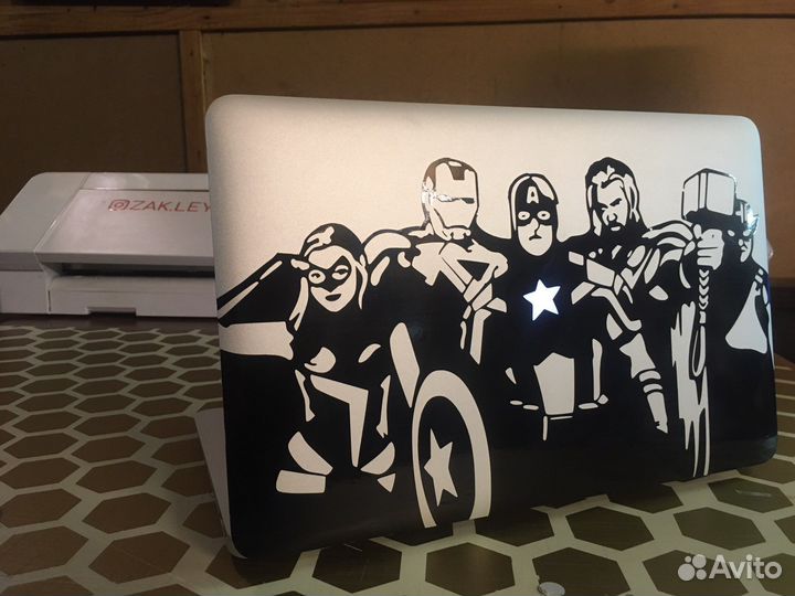 Наклейка на MacBook marvel