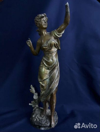 Антикварная статуя