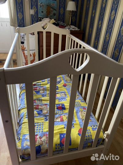 Детская кроватка с универсальным маятником