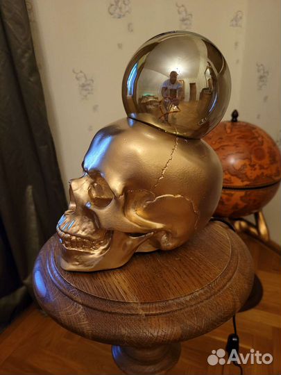 Настольная лампа золотой череп