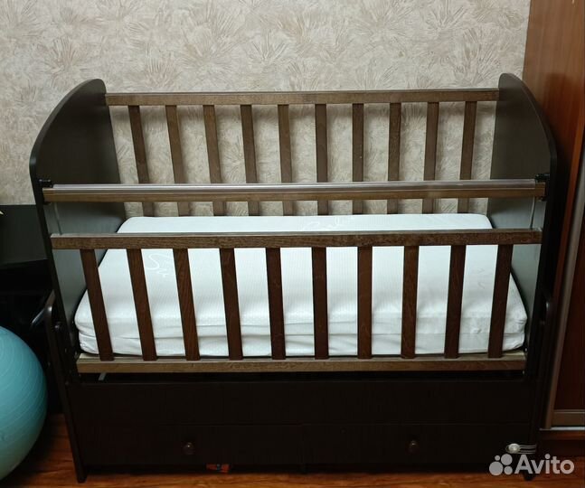 Детская кроватка и пеленальный комод