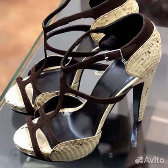 Босоножки на каблуке
