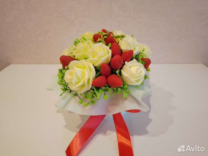 Букет из мыла ручной работы (клубника с розами)