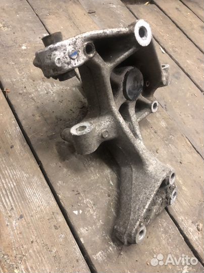 Задний кулак (цапфа) VW Passat B6 B7 CC