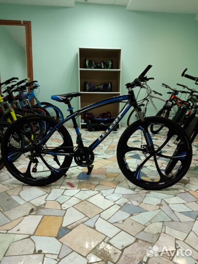 Велосипед на черных литых дисках