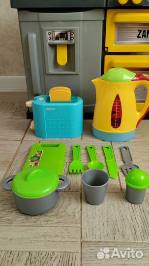 Детская кухня с посудой