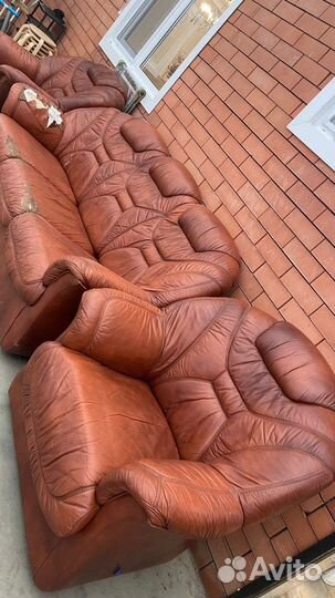 Кожаный диван с креслом бу
