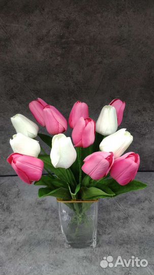 Композиция искусственных тюльпанов