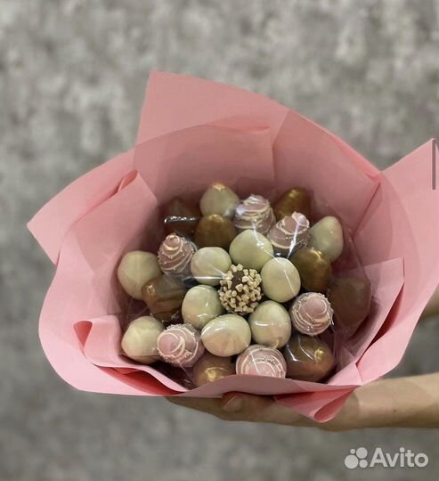 Букет клубники в шоколаде с цветами