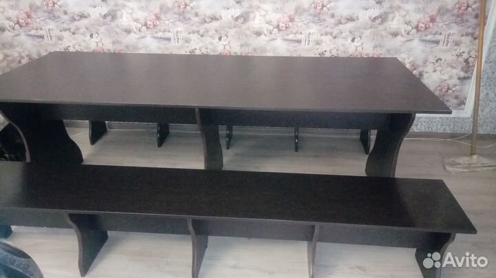 Стол и стулья